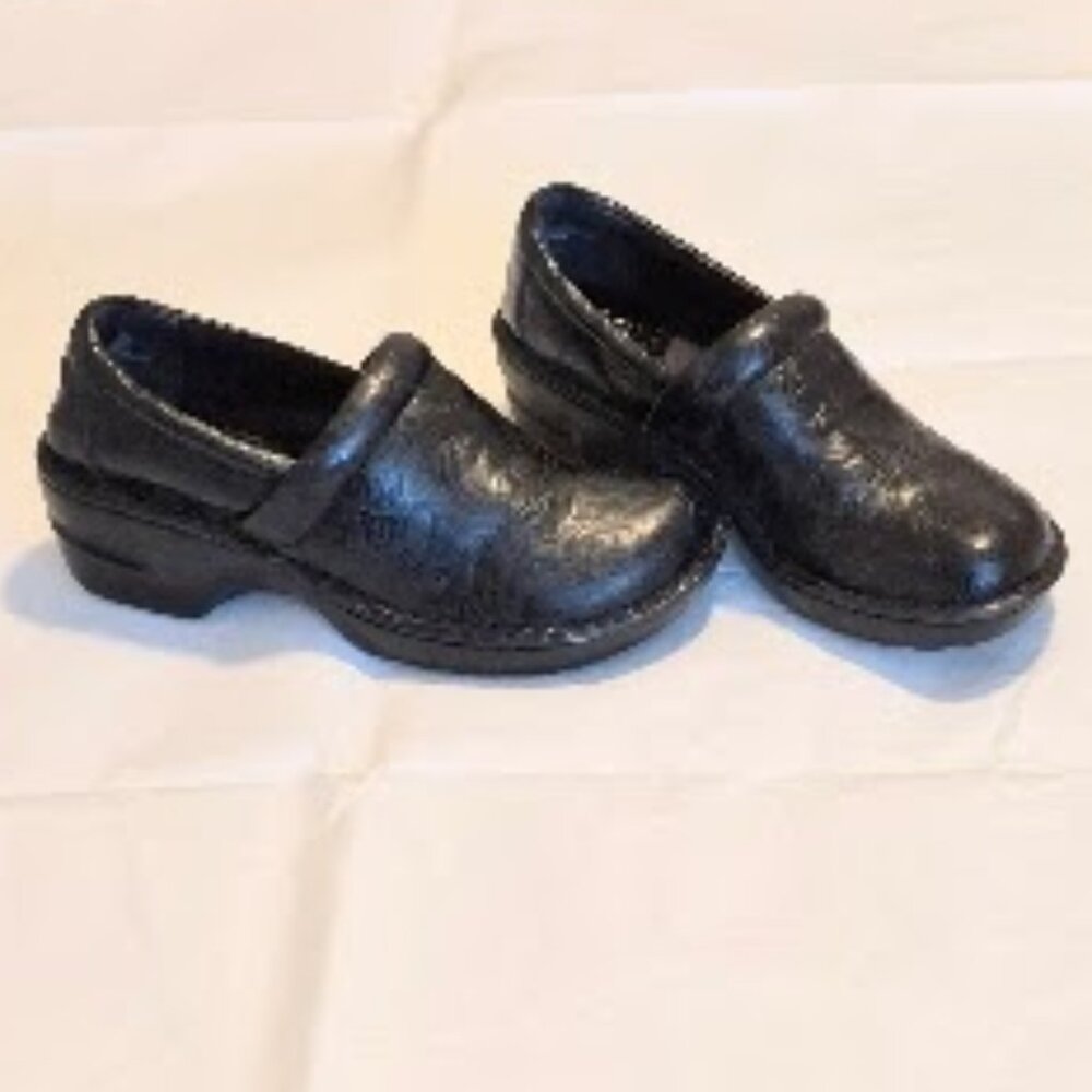 Women's B.O.C. Peggy Clog black tooled shoes.  Size 7.5 M, Like NEW